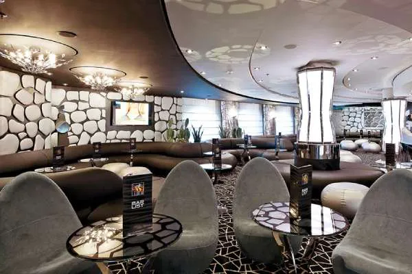 Black & White Lounge